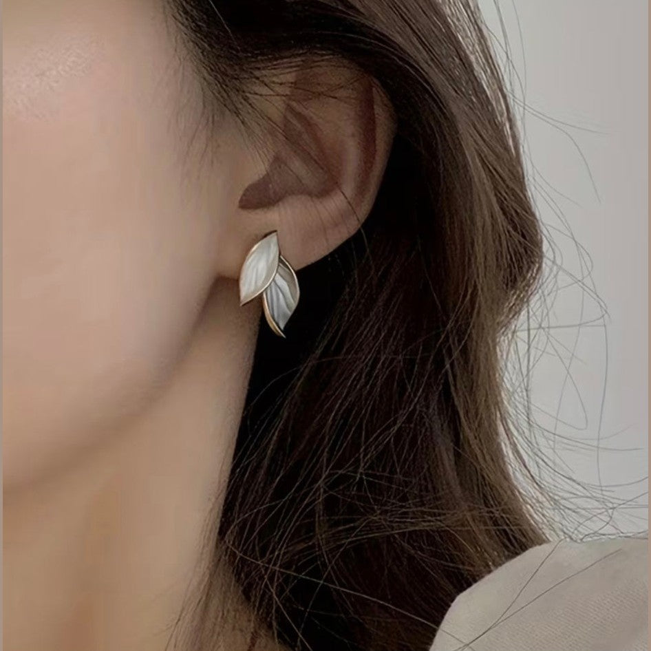 Elegant Two-Tone Leaf Drop Earrings – Nature Inspired Gold & Silver Statement Earrings for Women